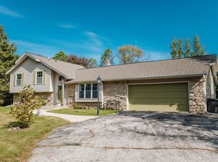 S75W31524 Arbor Dr, Mukwonago, WI 53149