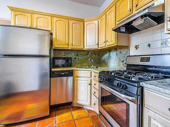 4th image of 335 E 58th St APT 5R