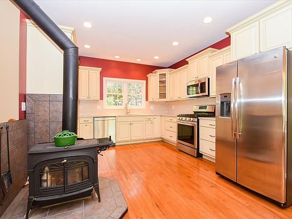 5th image of 210 Foxridge Dr