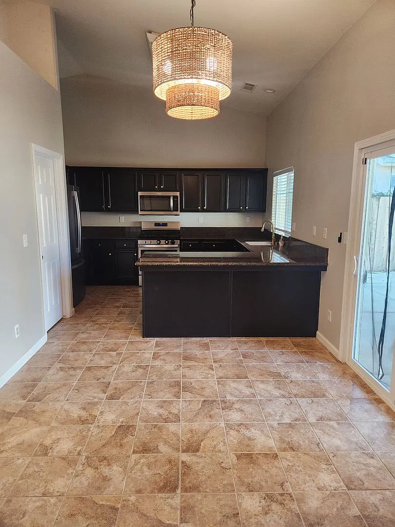 beautiful 4 bedroom home — Photo 3