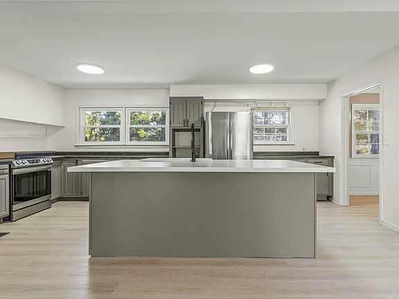 5th image of 720 Clifton Blvd