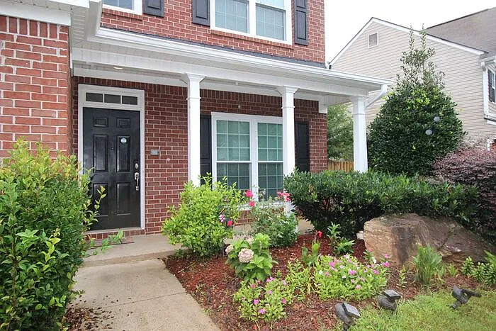 4 bed, 2.5 bath, 2012 sqft, $2,295 — Photo 2