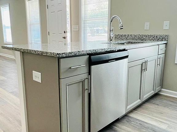 5th image of 411 Hickory Ave