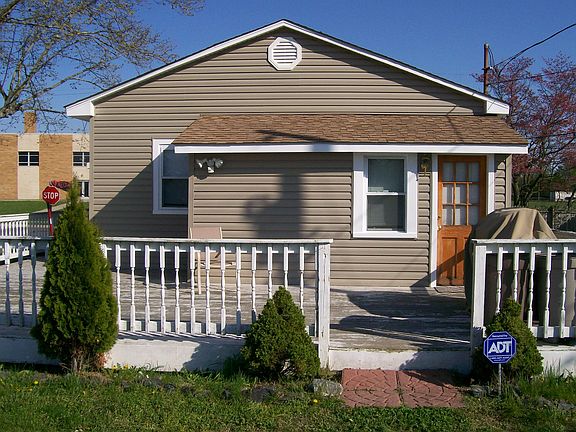 Great size deck for outdoor entertaining
