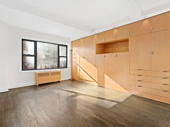 400 East 52nd Street image 1 of 4