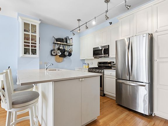2nd image of 330 N Jefferson St APT 1206