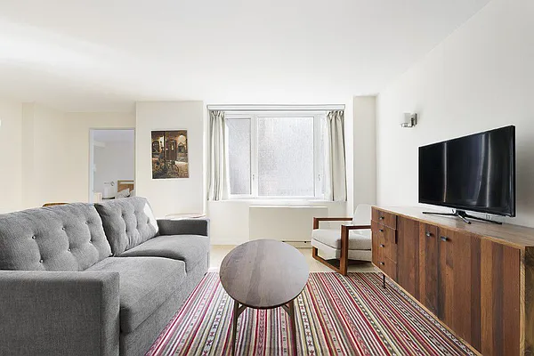 Rented by New York Casas Ltd. | media 33