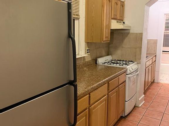 3rd image of 842 Clarence Ave #2