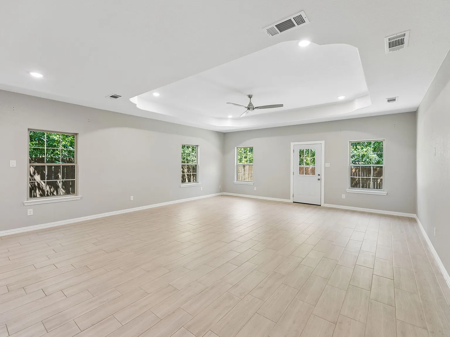 3 bed, 1900 sqft, $2,500 — Photo 2