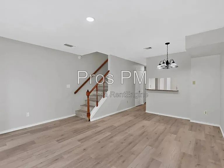 734 W Collins St — Photo 6
