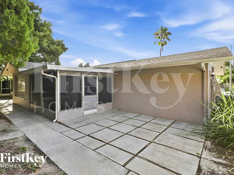 8215 Winthrop Dr