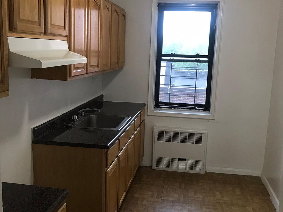 2nd image of 660 Thwaites Pl #3