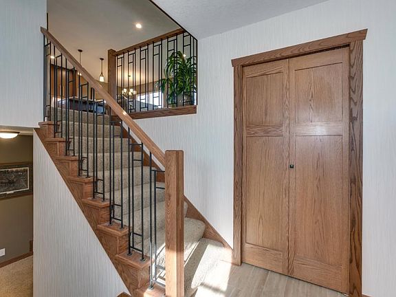 Inviting foyer with plenty of space