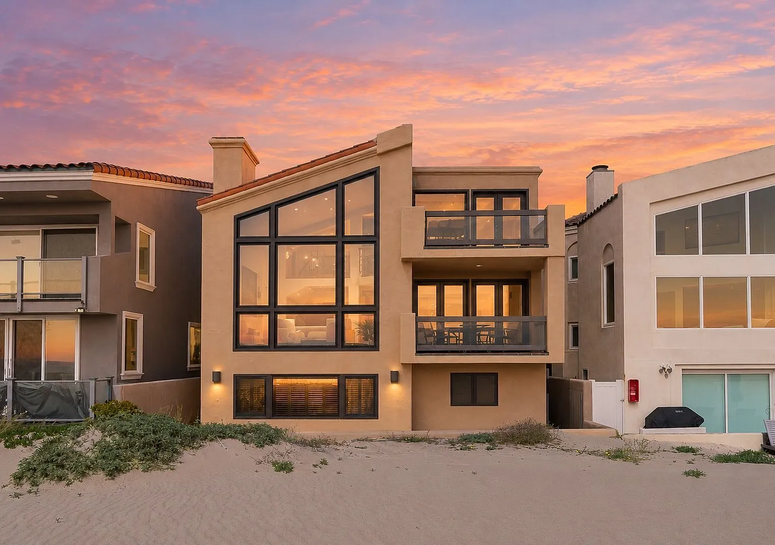 Oceanfront -3 Bedroom + 2.5 Bathroom Tri-Level Home | Hollywood Beach | Oxnard | Unfurnished — Photo 1