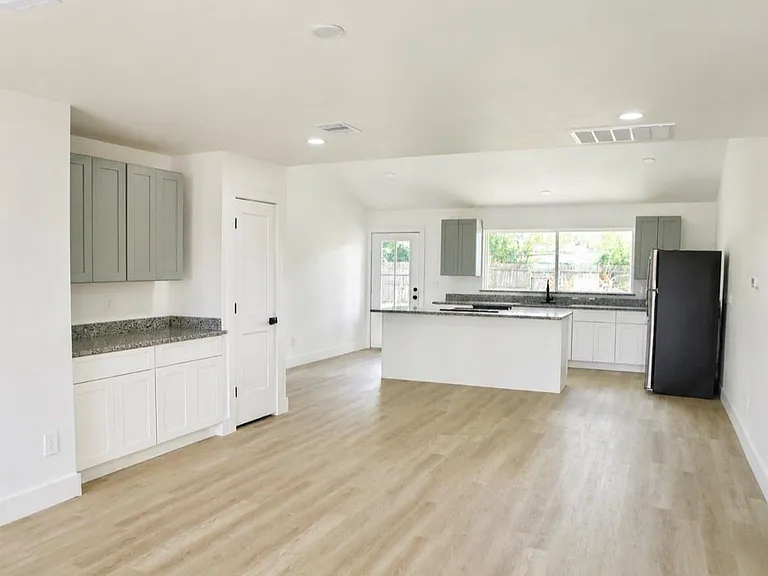 815 Centerwood Dr — Photo 2