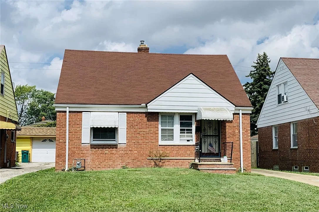 18305 Waterbury Ave photo 1