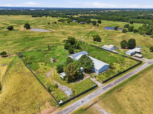 8215 N Meadow Lark Dr, Wynnewood, OK 73098