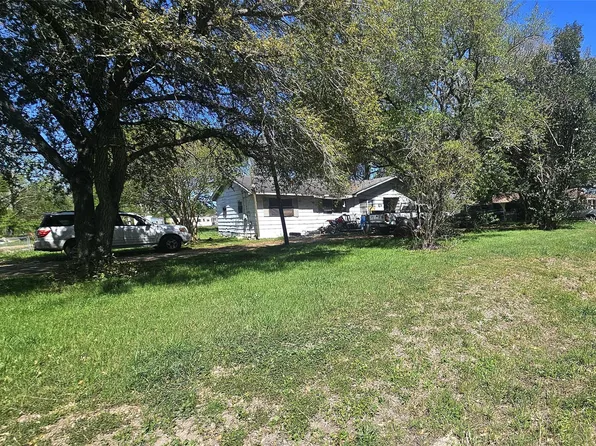 1714 J Newz Ln, Wallis, TX 77485