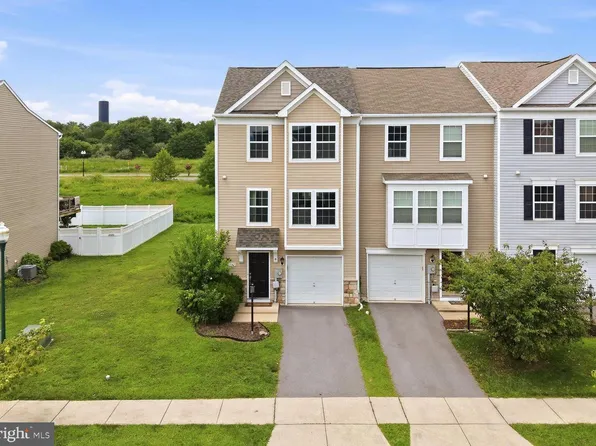 1147 Stallion St, Ranson, WV 25438