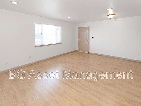3rd image of 2340 22nd St