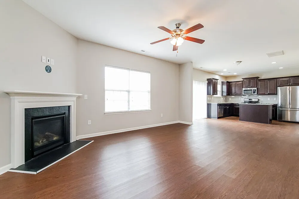 3 bed, 2.5 bath, 2250 sqft, $2,385 — Photo 4