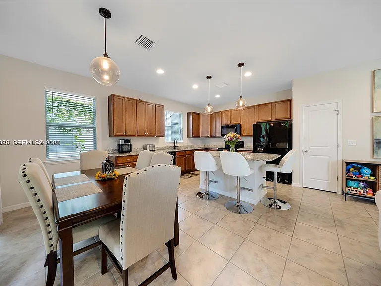 932 Banyan Dr — Photo 7