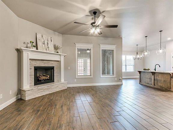 5th image of 1914 Oakville Pl