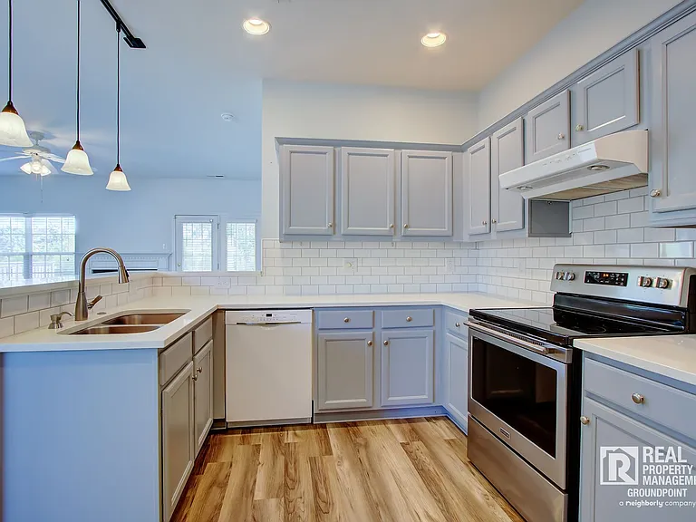 2815 Summertrees Blvd — Photo 3