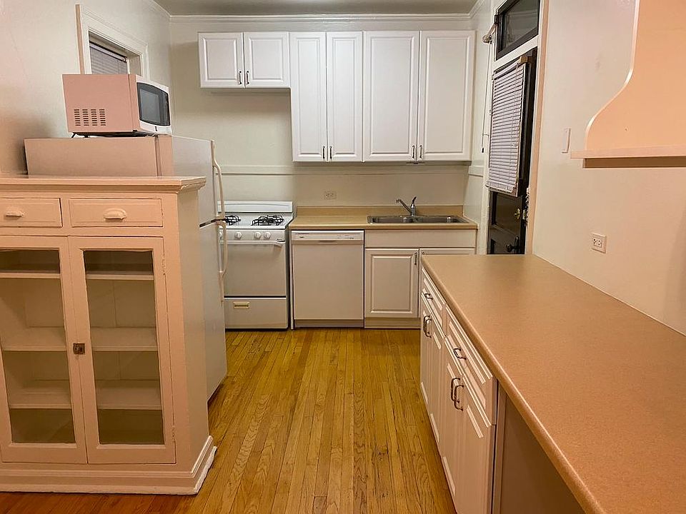 Updated kitchen w/dishwasher