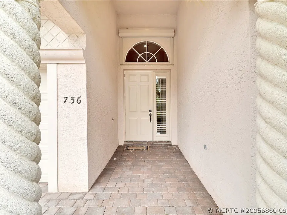 736 SW Pebble Ln