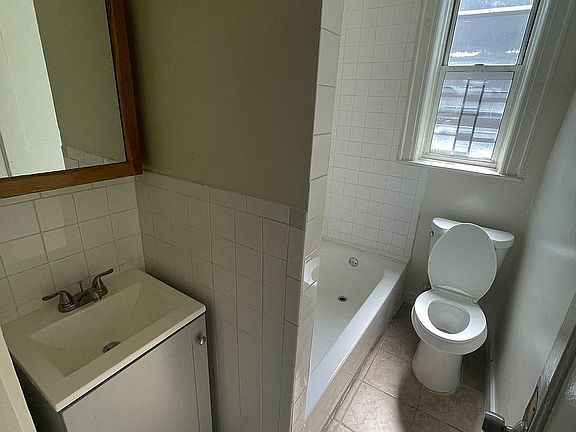 4th image of 1046 Longfellow Ave APT 2