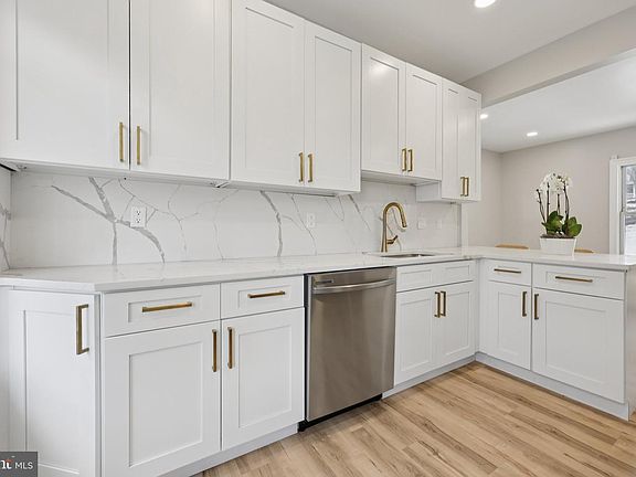 5th image of 1335 Maple View Pl SE