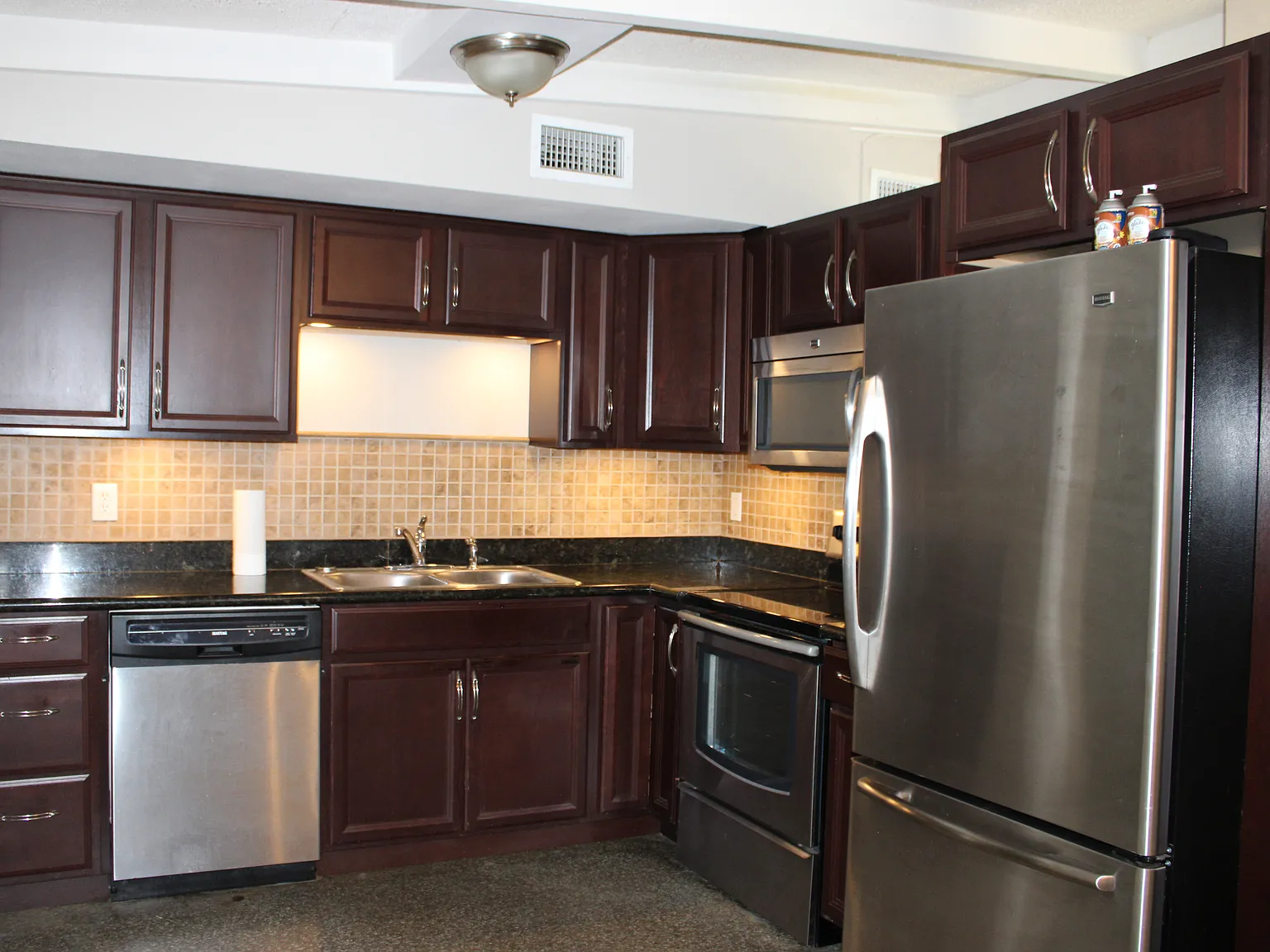 4 bed, 1089 sqft, $2,000 — Photo 4
