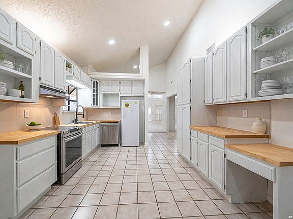 4th image of 1211 Alamo