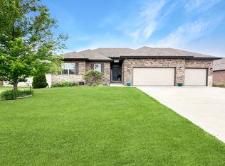 814 E Weldon Dr, Nixa, MO 65714