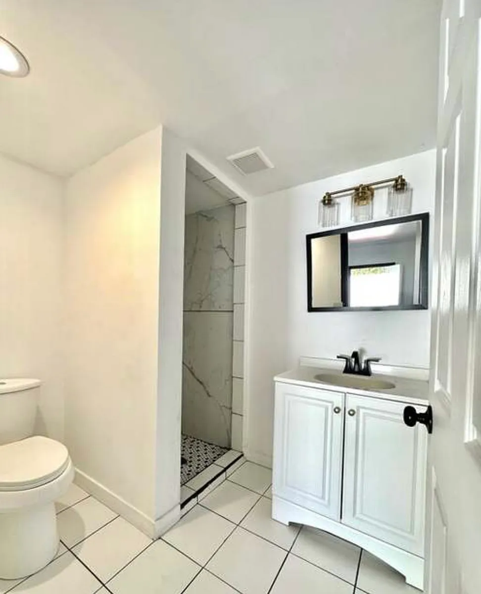 Building Photo - 710 E 82nd St #2