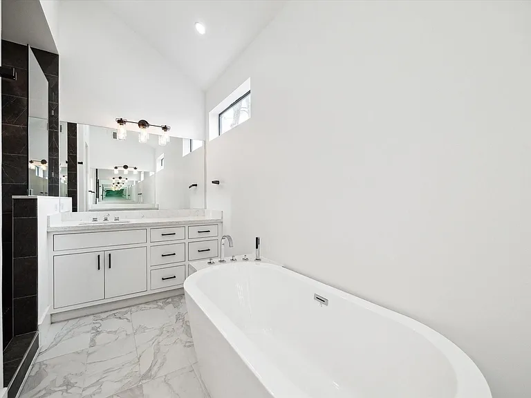 823 Aurora St — Photo 11