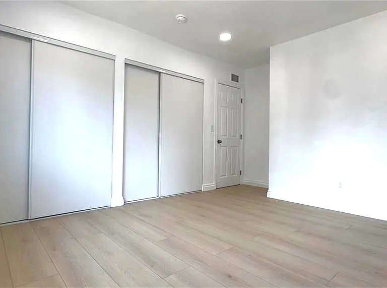 233 E Victoria St — Photo 13