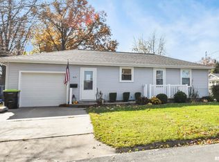 405 W Lincoln St, Roanoke, IL