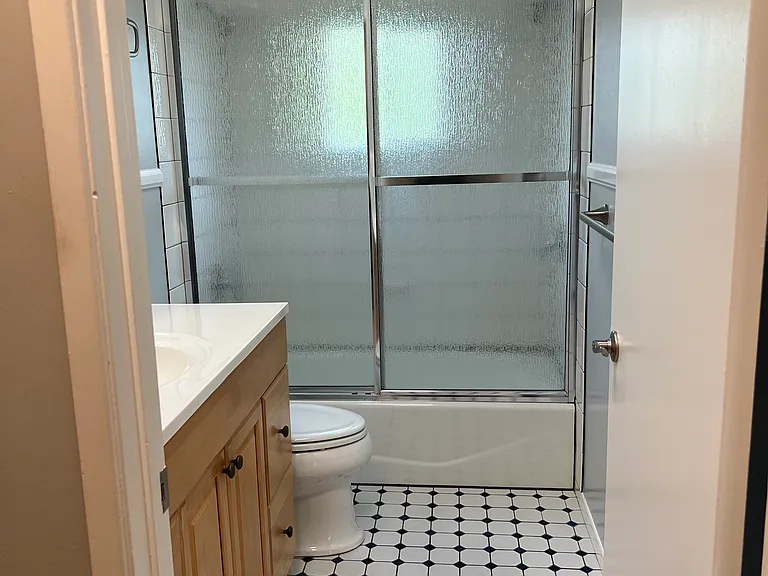 360 N Termino Ave — Photo 15