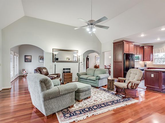 4th image of 1416 Holly Hill Dr
