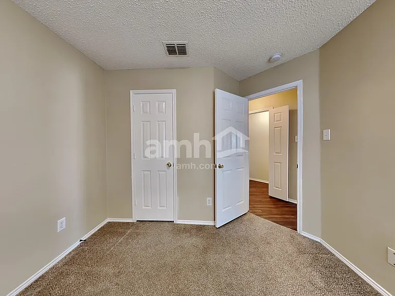 1024 Halifax Ln — Photo 18