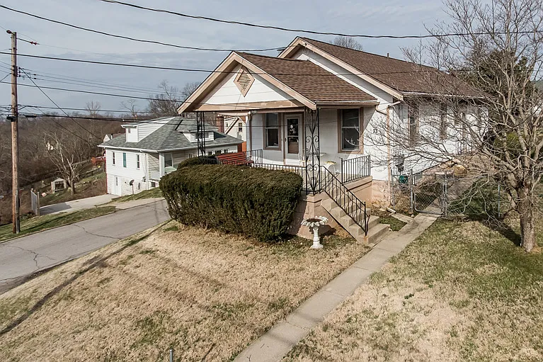 73 Crowell Ave photo 1