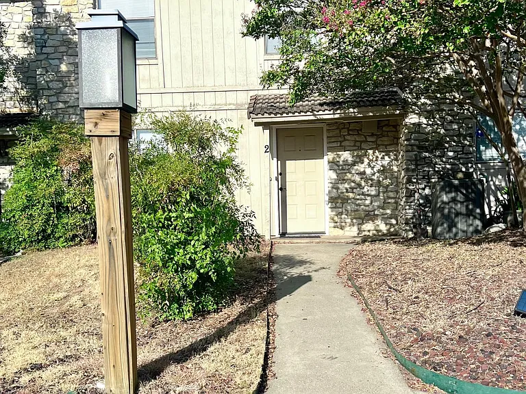 300 Lucy Ln — Photo 1