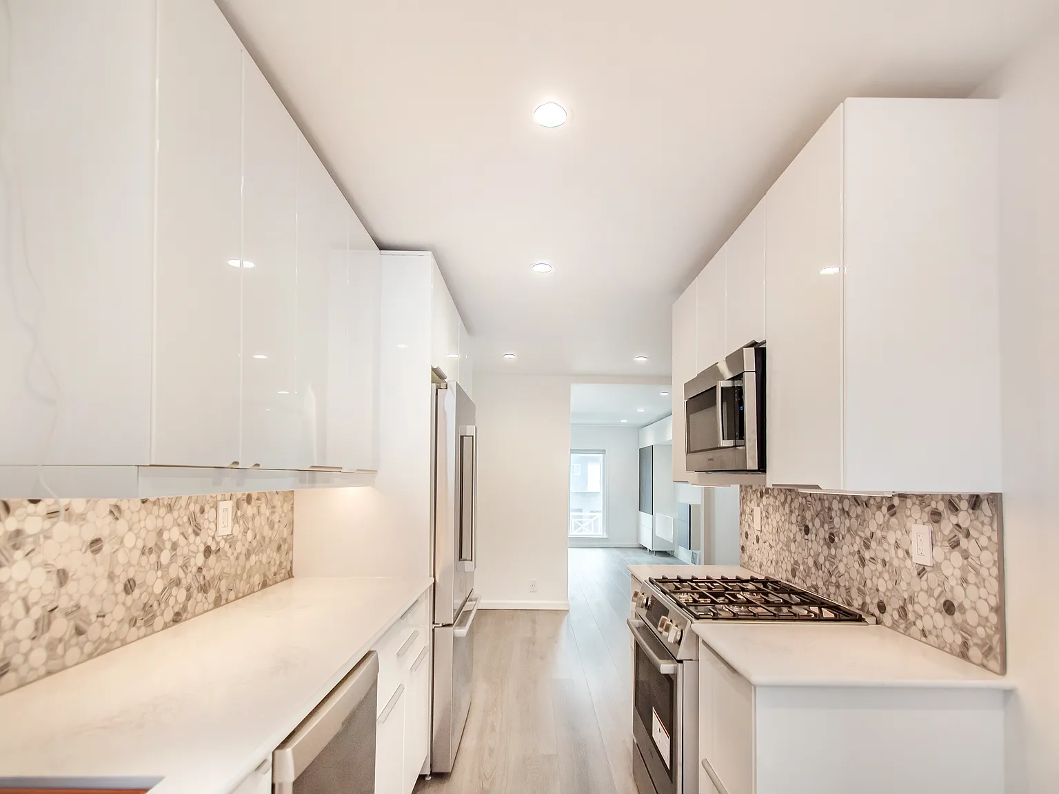 2 bed, 1.0 bath, 910 sqft, $5,495 — Photo 3