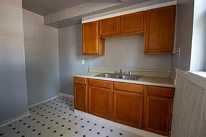 1510 SE Riverside Dr — Photo 3