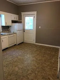 Eat-in kitchen