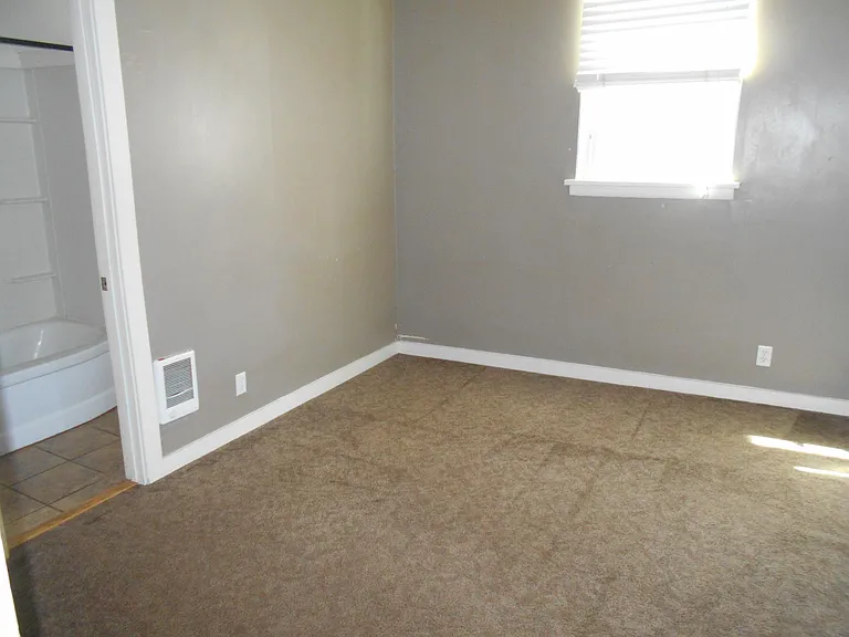 207 W 1st St #3 — Photo 11