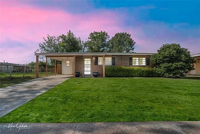 1st image of 1203 Gladiolus St