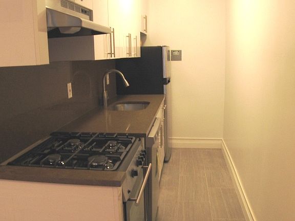 3rd image of 23 W 70th St APT 2R